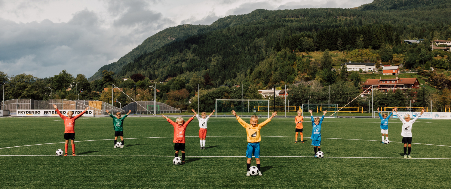 Barn på fotballbane. Foto