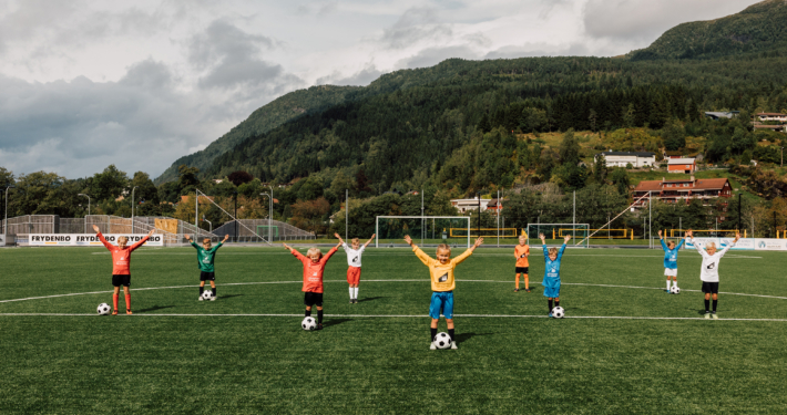 Barn på fotballbane. Foto