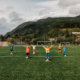 Barn på fotballbane. Foto