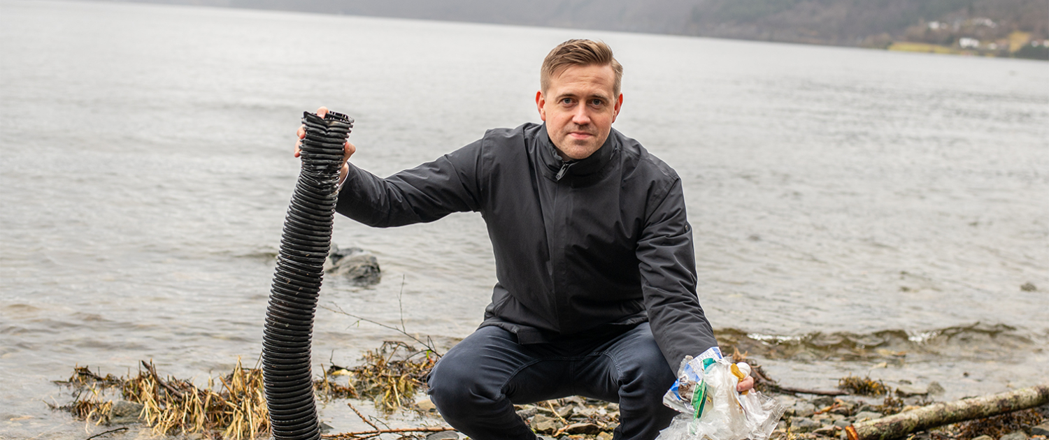 Mann plukkar boss i fjæra