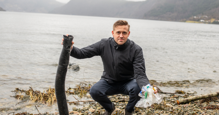 Mann plukkar boss i fjæra