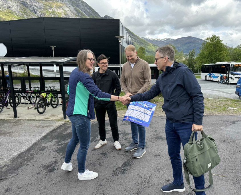 Frå venstre: Anne Cecilie Kapstad (rektor ved Vassenden skule) , Mathias Brekke Mandelid (HVL), Geir Kåre Resaland (HVL) og Yngve Thorsen (Sparebankstiftinga Sogn og Fjordane).
