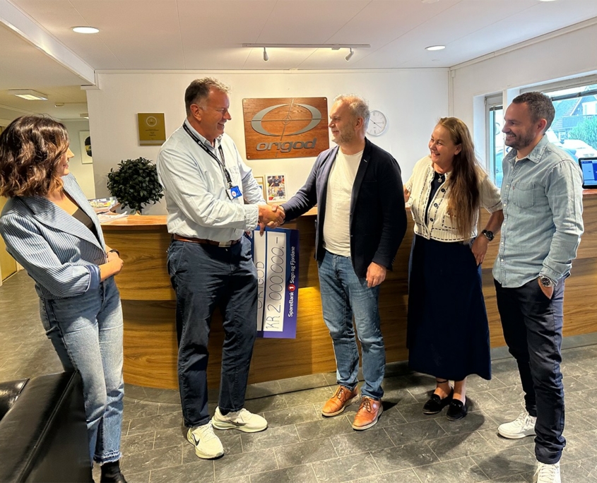 Frå venstre: Lillian Loen (Sparebankstiftinga Sogn og Fjordane), Ole Aukland (SpareBank 1 Sogn og Fjordane), Ola Teigen (Origod), Leni Notø (Origod) og Roger Bareksten (SpareBank 1 Sogn og Fjordane).